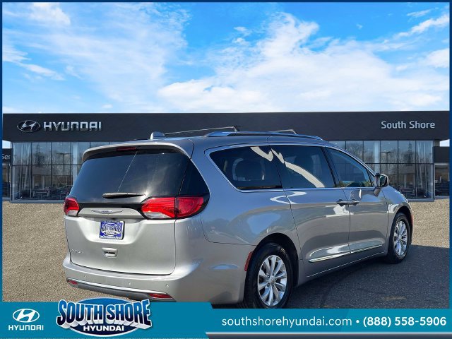 Used 2018 Chrysler Pacifica Touring-L FWD image 6