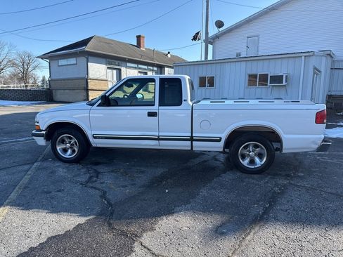 Used 2002 Chevrolet S10 Pickup LS w/ LS Preferred Equipment Group image 2