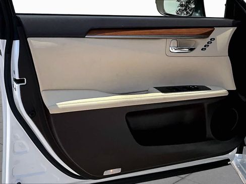 Used 2018 Lexus ES 300h w/ Luxury Package FWD image 24