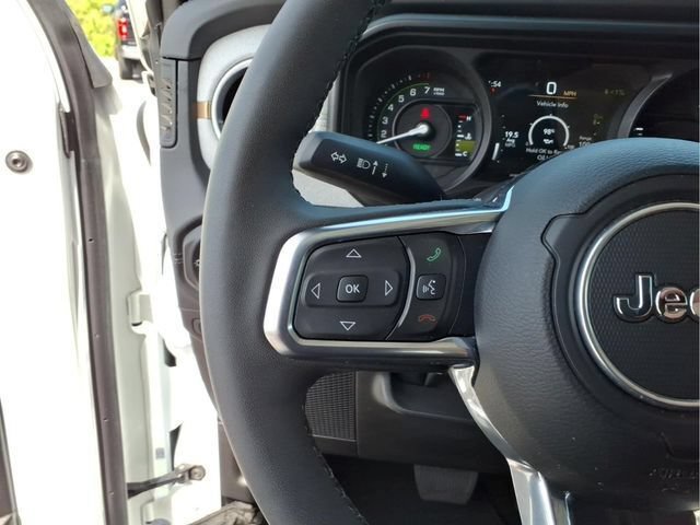 Used 2025 Jeep Wrangler Unlimited Sahara AWD/4WD image 23