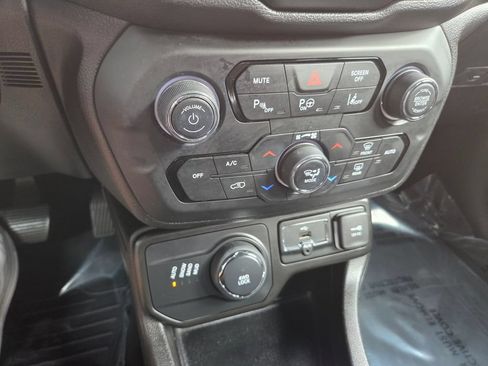Used 2021 Jeep Renegade Latitude w/ Luxury Group II AWD/4WD image 17