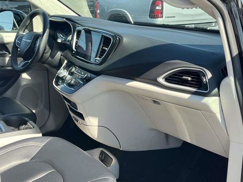 Used 2024 Chrysler Pacifica Touring-L FWD image 24