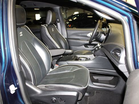 Used 2025 Chrysler Pacifica Limited image 32