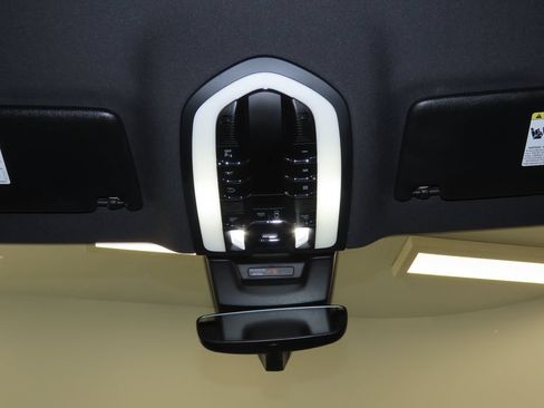 Certified 2026 Porsche Macan AWD/4WD image 30