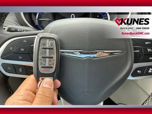 Used 2024 Chrysler Pacifica Limited FWD image 51