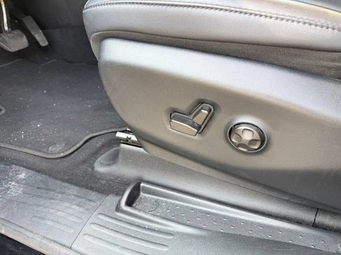 Used 2025 Chrysler Pacifica Select FWD image 10
