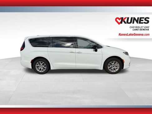 Used 2024 Chrysler Pacifica Touring-L FWD image 3