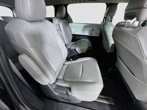 Certified 2025 Toyota Sienna XLE FWD image 30