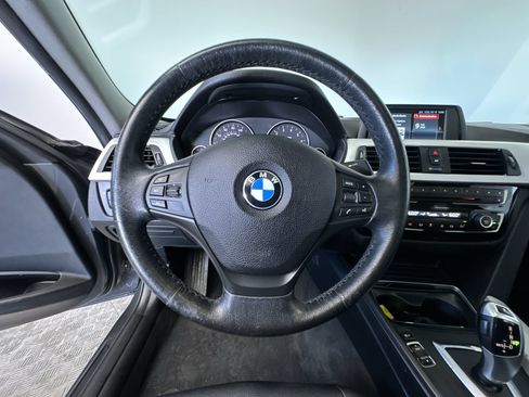 Used 2018 BMW 320i xDrive Sedan w/ Convenience Package AWD/4WD image 16