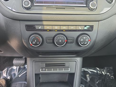 Used 2015 Volkswagen Tiguan SE FWD image 18