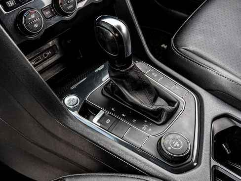 Used 2020 Volkswagen Tiguan SE image 28