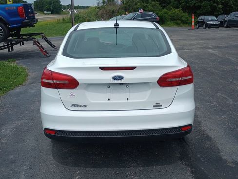 Used 2018 Ford Focus SE w/ SE Appearance Package FWD image 4