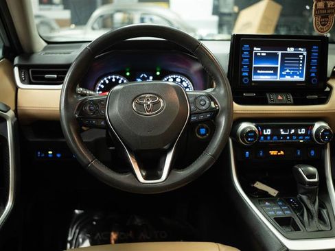 Used 2021 Toyota RAV4 XLE Premium image 18