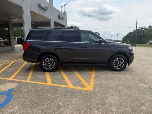Used 2024 Ford Expedition XLT RWD image 11
