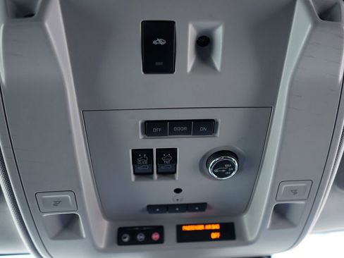 Used 2018 Cadillac Escalade ESV Premium Luxury image 31