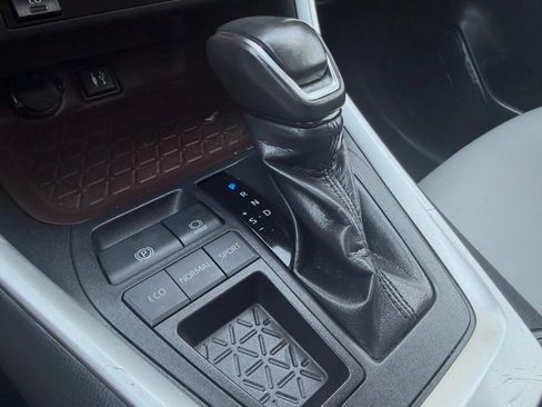 Used 2019 Toyota RAV4 Limited FWD image 33