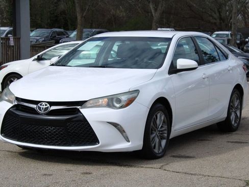 Used 2016 Toyota Camry SE image 3