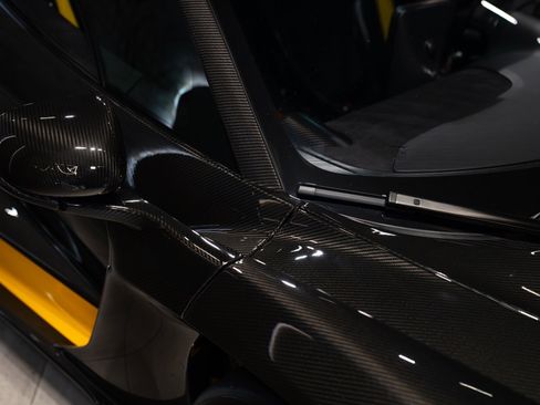 Used 2019 McLaren Senna RWD image 17