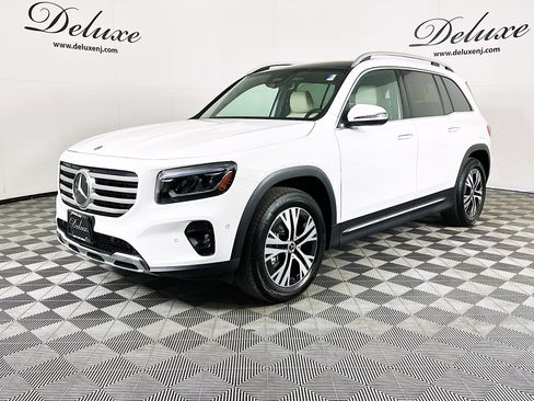 Used 2024 Mercedes-Benz GLB 250 4MATIC w/ Exclusive Package image 3