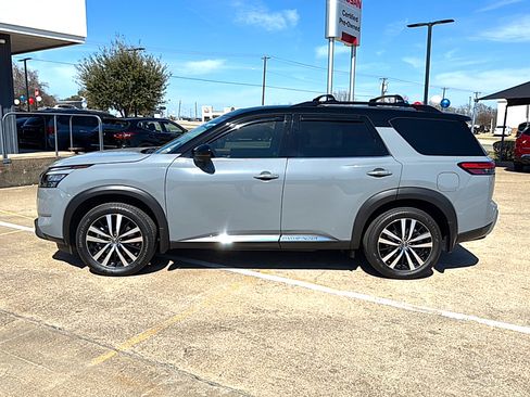 Used 2025 Nissan Pathfinder Platinum image 2