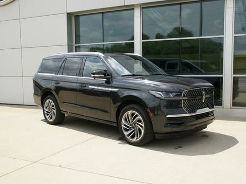 Used 2025 Lincoln Navigator Reserve AWD/4WD image 2