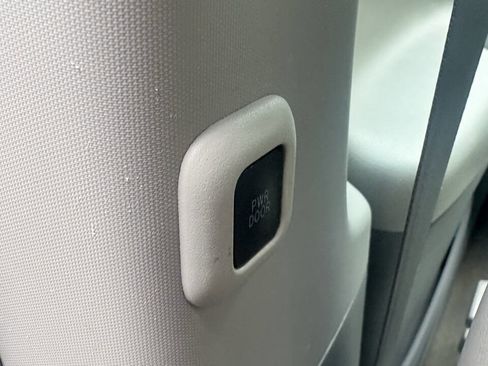 Used 2014 Toyota Sienna LE FWD image 32
