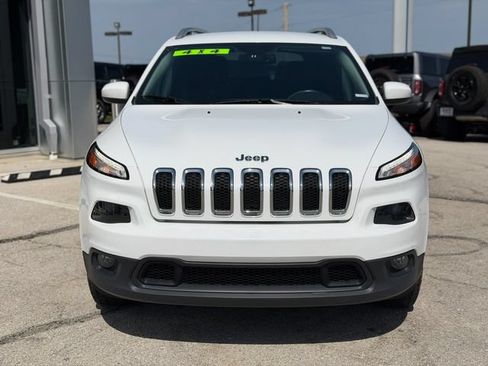 Used 2017 Jeep Cherokee Latitude w/ Comfort/Convenience Group AWD/4WD image 2