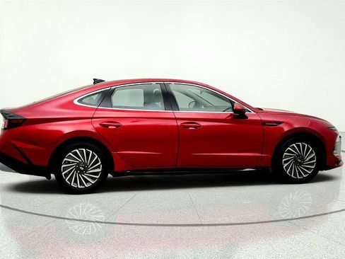 Used 2025 Hyundai Sonata Limited FWD image 4