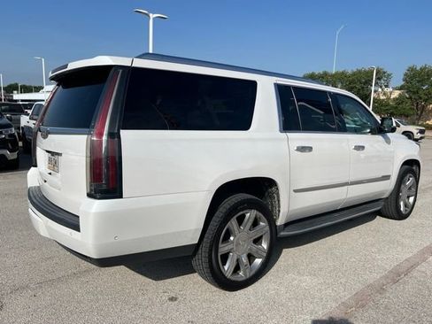 Used 2019 Cadillac Escalade ESV Luxury AWD/4WD image 3