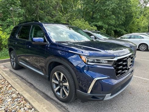 Used 2025 Honda Pilot Touring image 2
