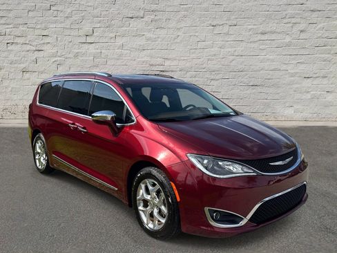 Used 2017 Chrysler Pacifica Limited FWD image 7