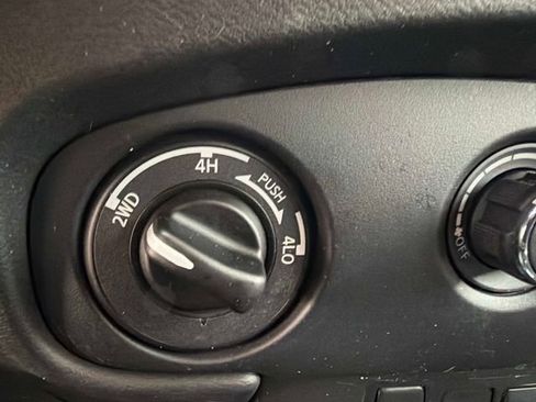 Used 2024 Nissan Frontier SV w/ Technology Package AWD/4WD image 19