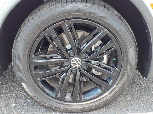 Certified 2022 Volkswagen Tiguan SE R-Line image 9