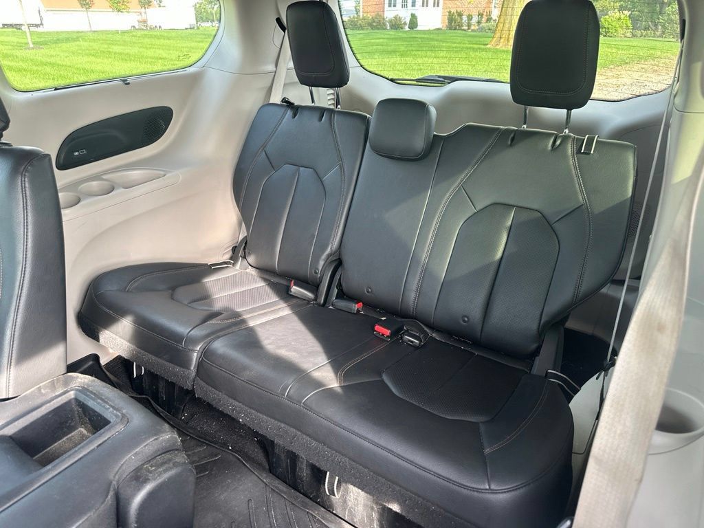 Used 2017 Chrysler Pacifica Touring-L Plus w/ Advanced Safetytec Group FWD image 12