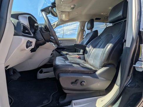 Used 2022 Chrysler Pacifica Touring-L image 3