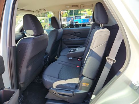 Used 2025 Nissan Pathfinder SV image 39