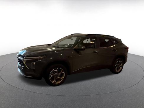 Used 2025 Chevrolet Trax LT FWD image 8