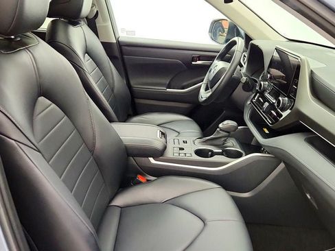 Used 2023 Toyota Highlander XLE AWD/4WD image 25