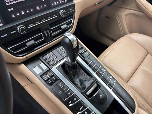 Certified 2020 Porsche Macan AWD/4WD image 32