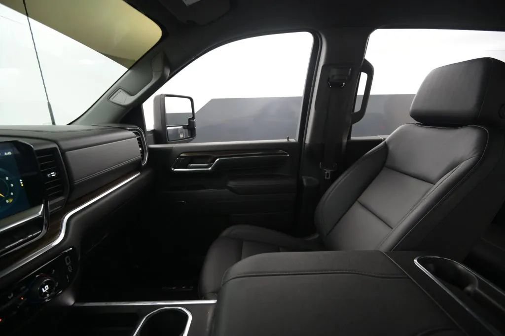 Used 2024 Chevrolet Silverado 2500 LT AWD/4WD image 36