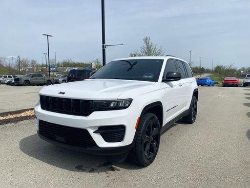 Used 2023 Jeep Grand Cherokee Altitude AWD/4WD image 5