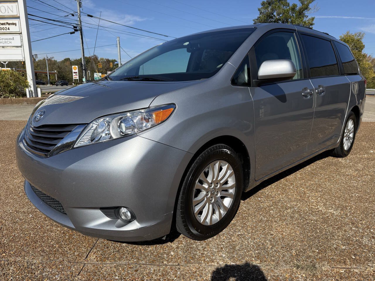 Used 2011 Toyota Sienna XLE w/ Entertainment Pkg FWD image 1