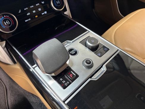 Used 2023 Land Rover Range Rover Long Wheelbase SE image 15