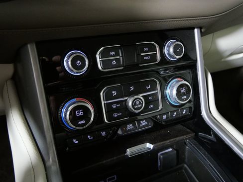 Used 2022 GMC Yukon XL Denali AWD/4WD image 26