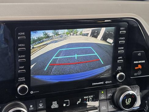 Used 2022 Toyota Highlander XLE FWD image 17