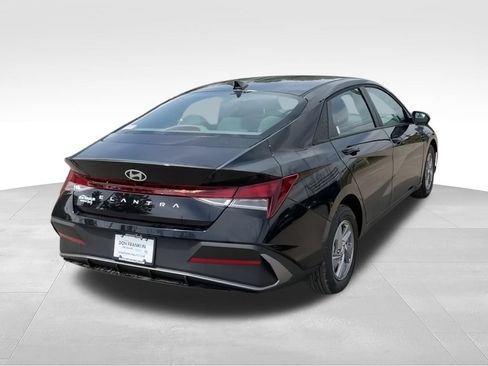 New 2026 Hyundai Elantra SE FWD image 4