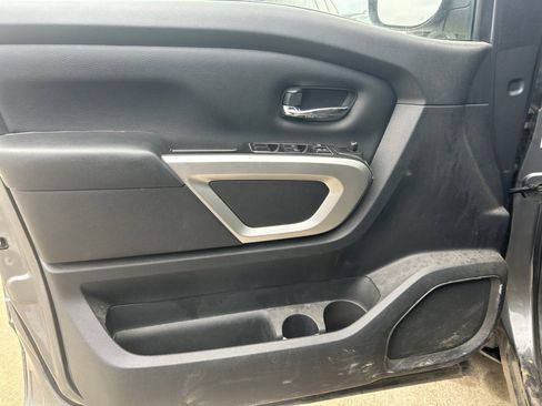 Used 2023 Nissan Titan SV image 3