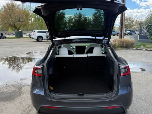 Used 2021 Tesla Model Y Long Range image 11