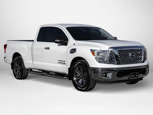Used 2017 Nissan Titan SV image 4
