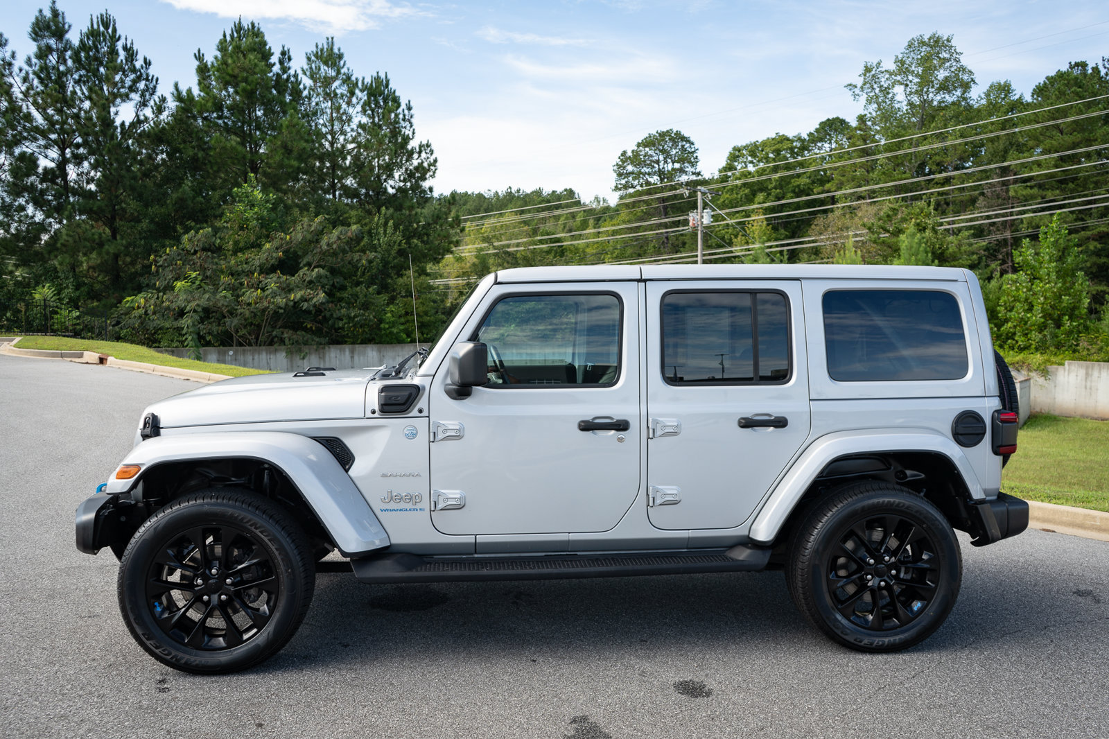 Used 2023 Jeep Wrangler Unlimited Sahara w/ Cold Weather Group AWD/4WD image 5